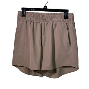 Under Armour Women's Flex Woven BTG 5 Inch Shorts small tan